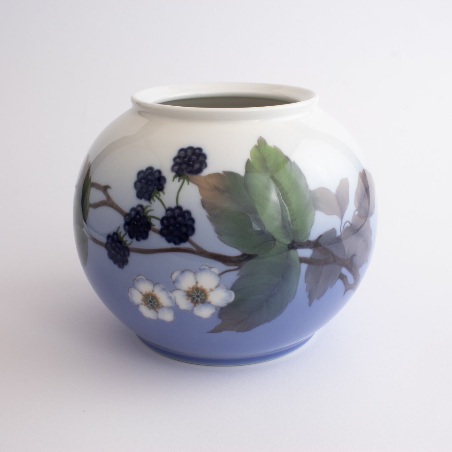 Royal Copenhagen Vaso in "Le More" Sfera cod 288-42-6 porcellana dipinta a mano, cm 15