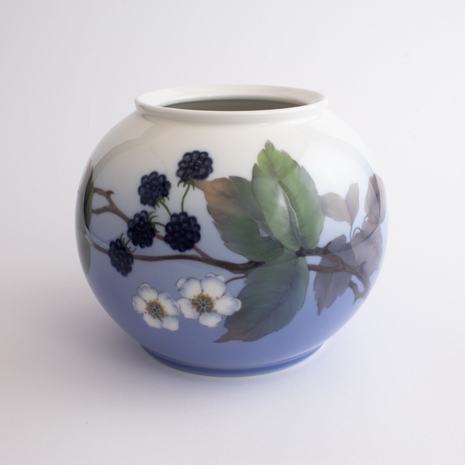 Royal Copenhagen Vaso in "Le More" Sfera cod 288-42-6 porcellana dipinta a mano, cm 15