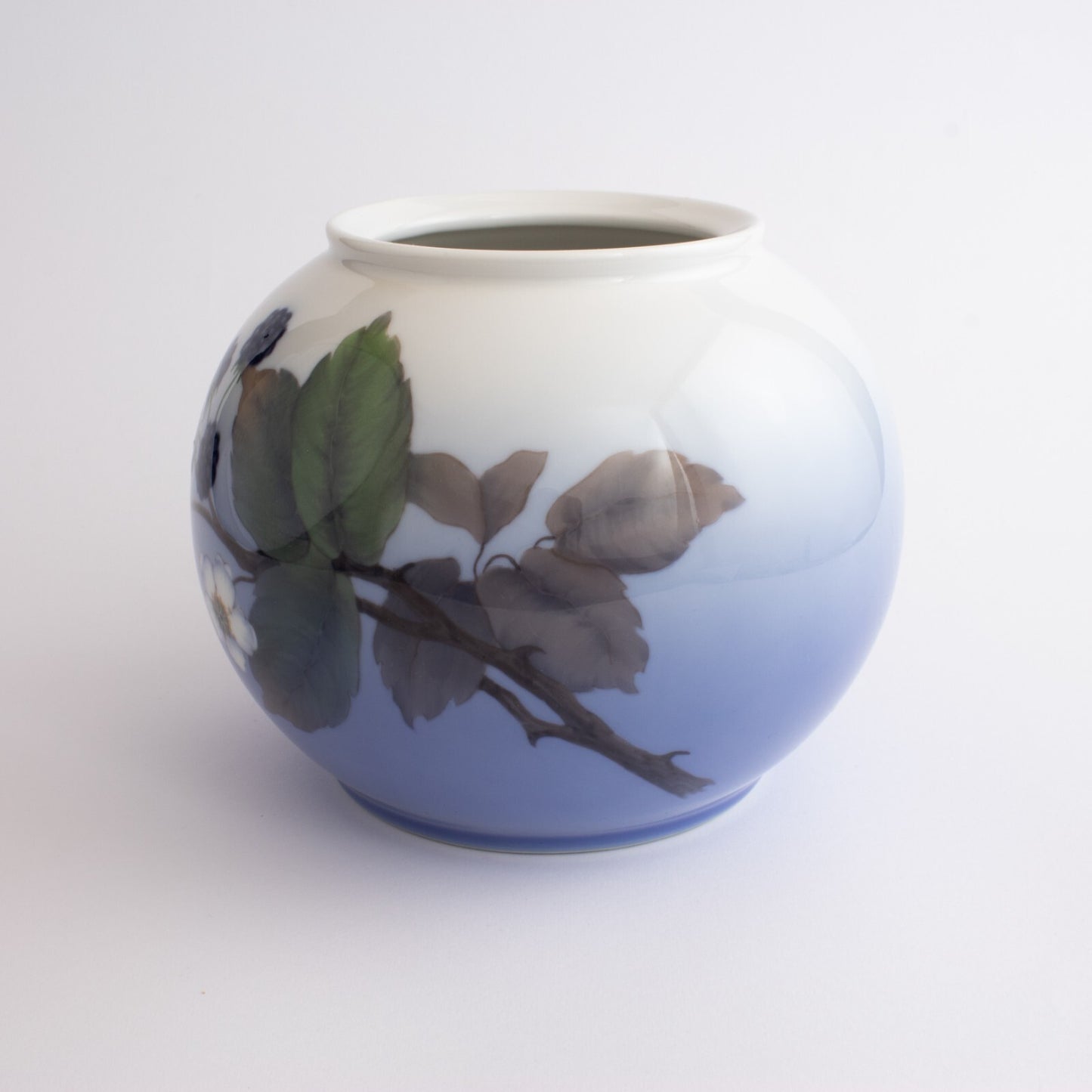 Vaso in "Le More" Sfera cod 288-42-6 porcellana pezzo da collezione, cm 15