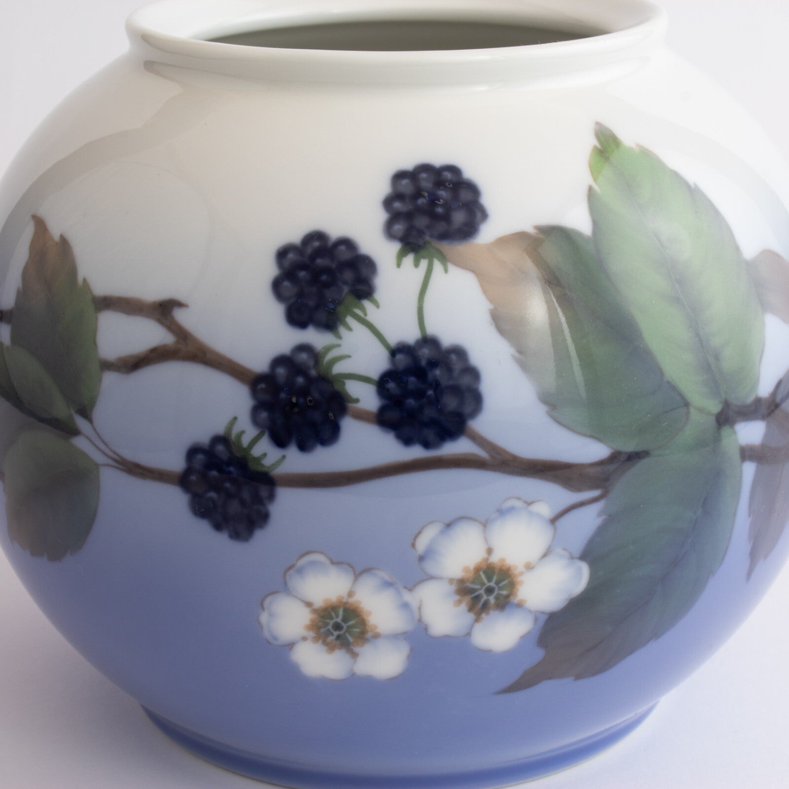 Vaso in "Le More" Sfera cod 288-42-6 porcellana pezzo raro da collezione, cm 15