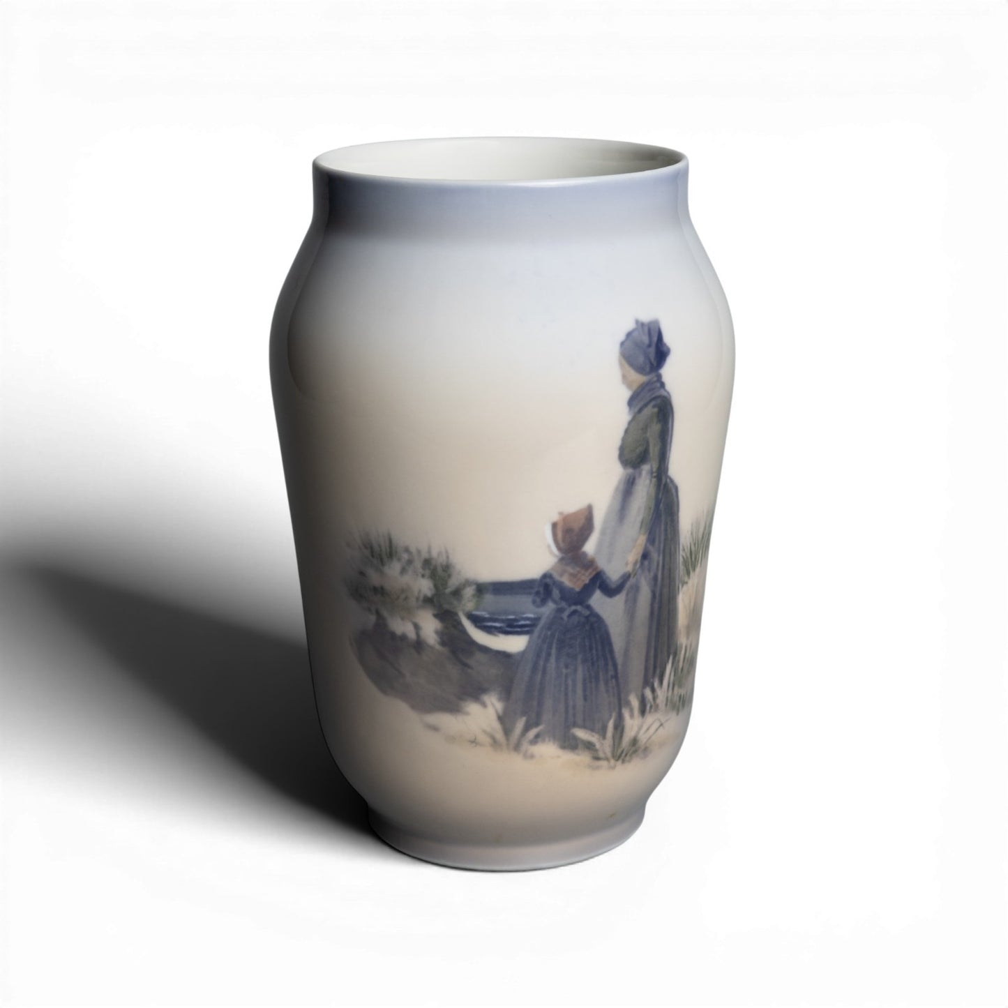 Royal Copenhagen Vaso in "Le Ragazze di Fanø" cod 4547 porcellana dipinta a mano, cm 17