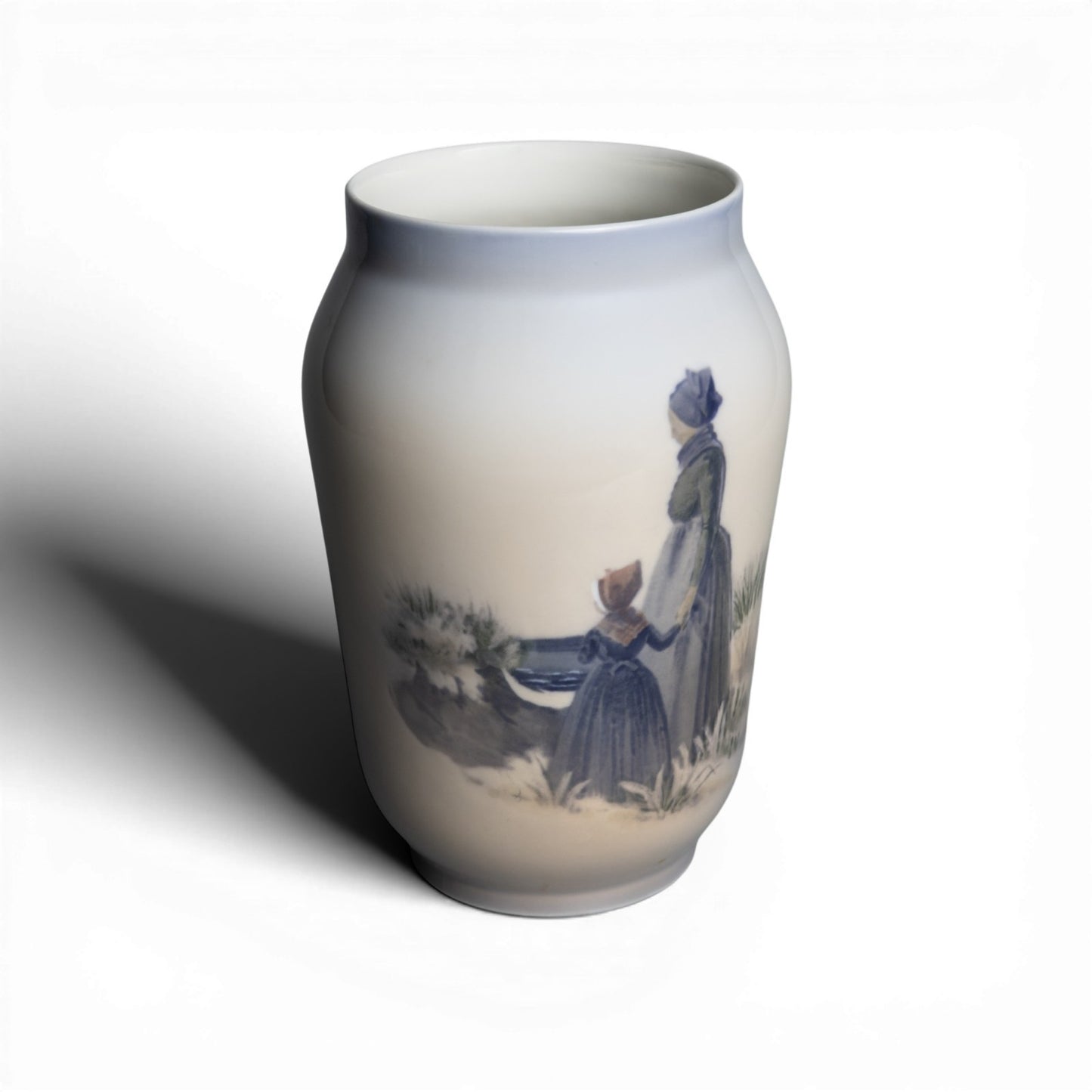 Vaso in "Le Ragazze di Fanø" cod 4547 Royal Copenhagen porcellana autentica, cm 17