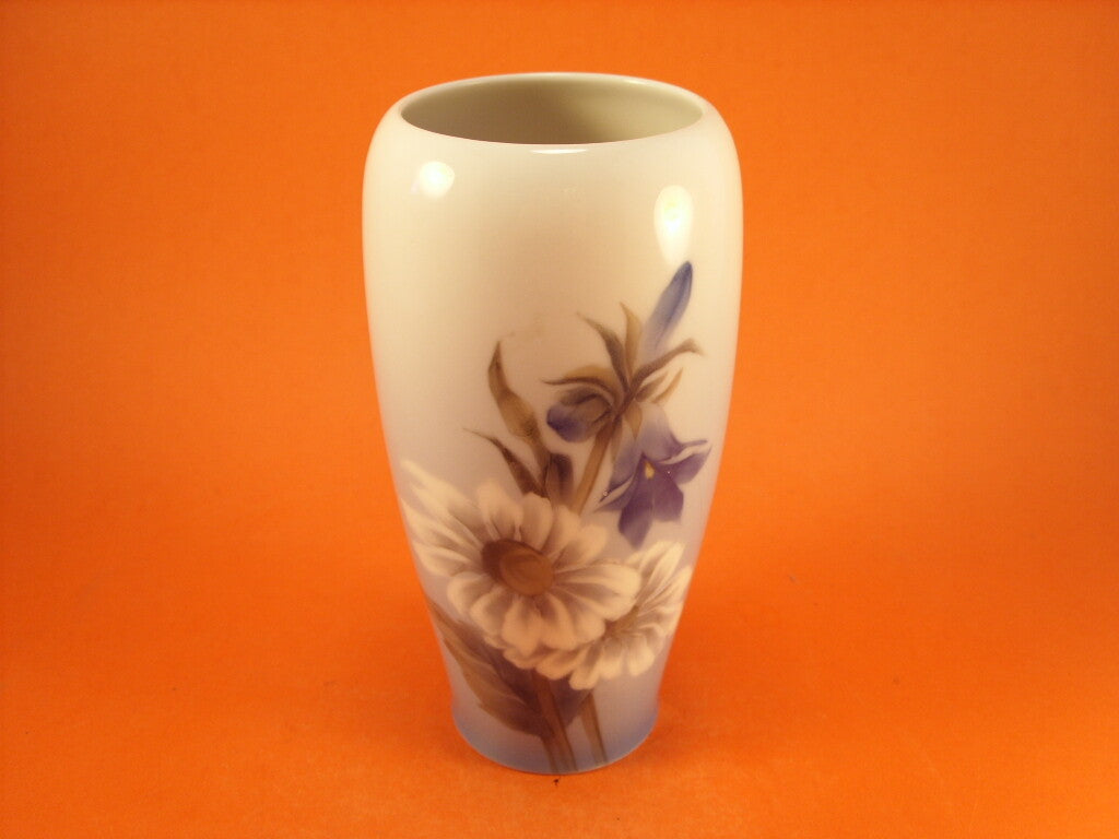 Royal Copenhagen Vaso in "Margherita e Campanula" cod 2651/235 porcellana dipinta a mano, cm 17