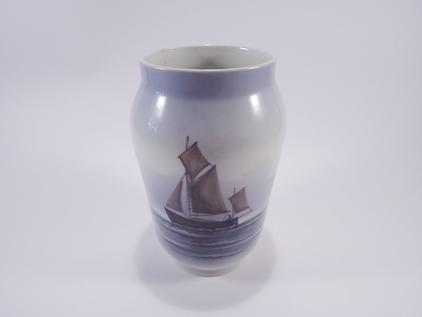 Royal Copenhagen Vaso in "Marina con Barca a Vela" cod 2730/108 porcellana dipinta a mano, cm 17