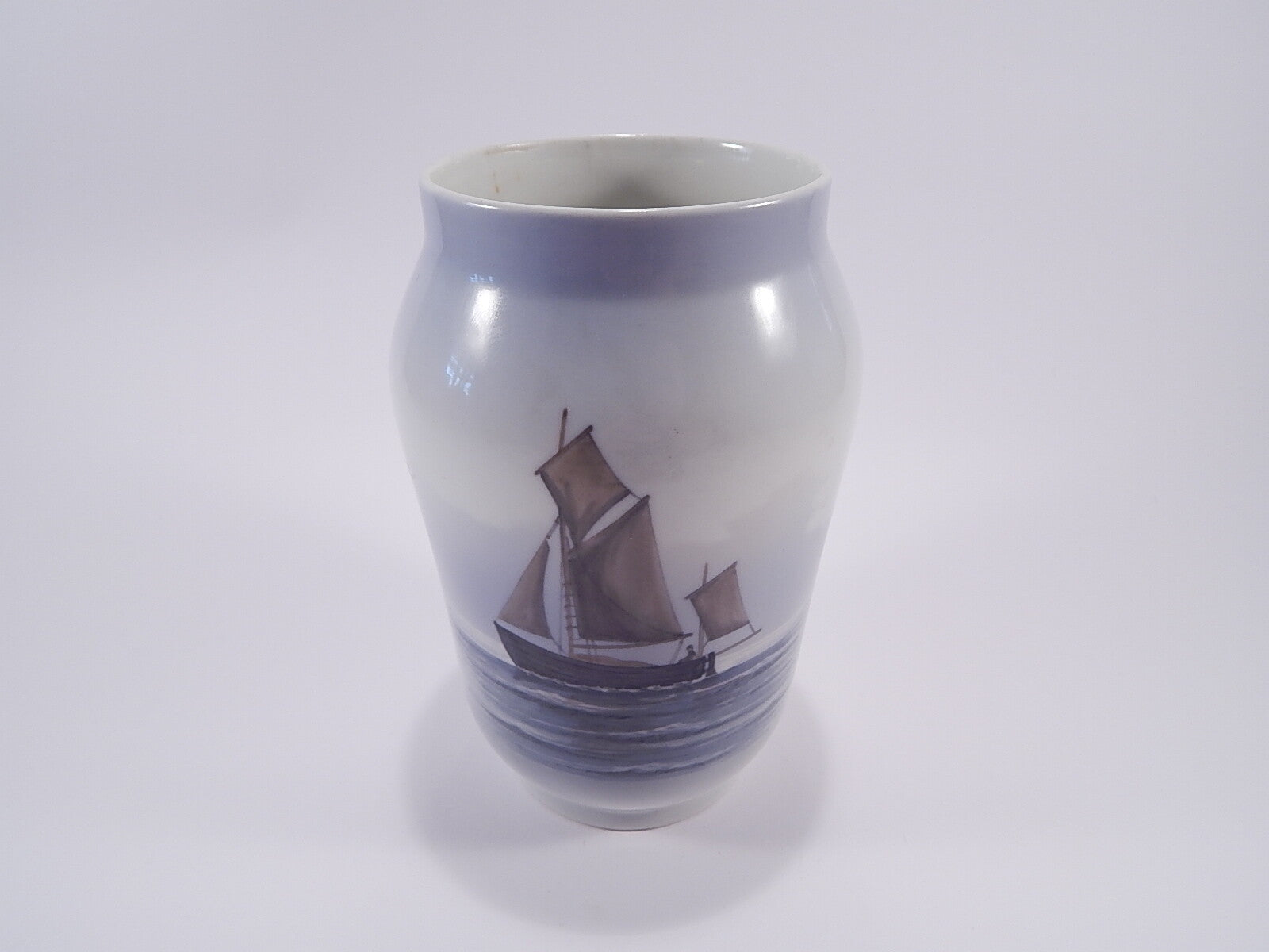 Royal Copenhagen Vaso in "Marina con Barca a Vela" cod 2730/108 porcellana dipinta a mano, cm 17