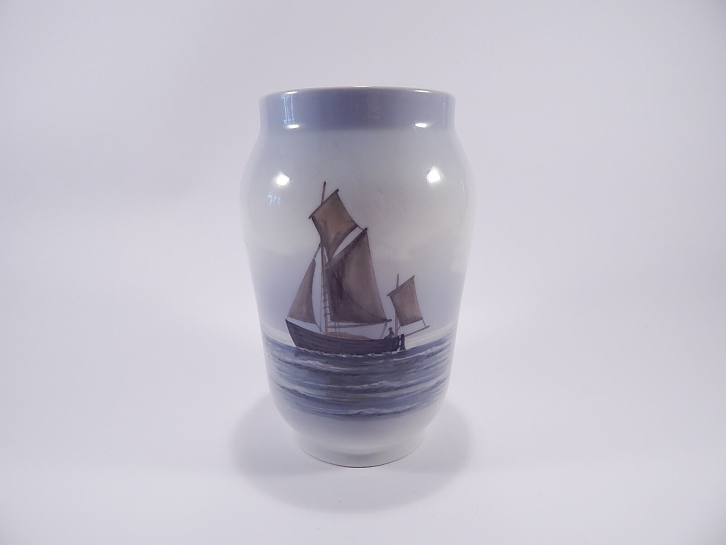 Royal Copenhagen Vaso in "Marina con Barca a Vela" cod 2730/108 decorazione porcellana da collezione, cm 17