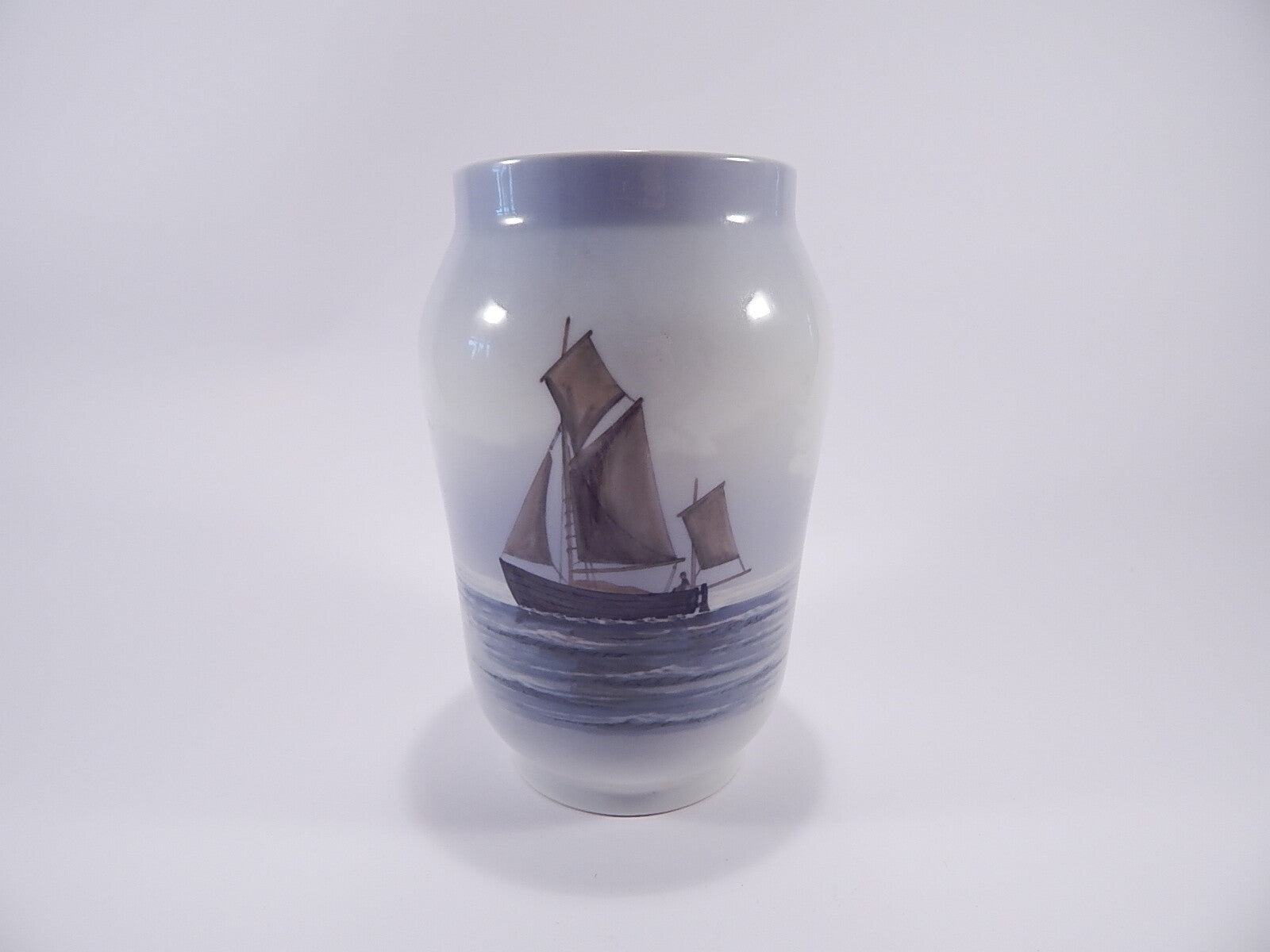 Royal Copenhagen Vaso in "Marina con Barca a Vela" cod 2730/108 decorazione porcellana da collezione, cm 17