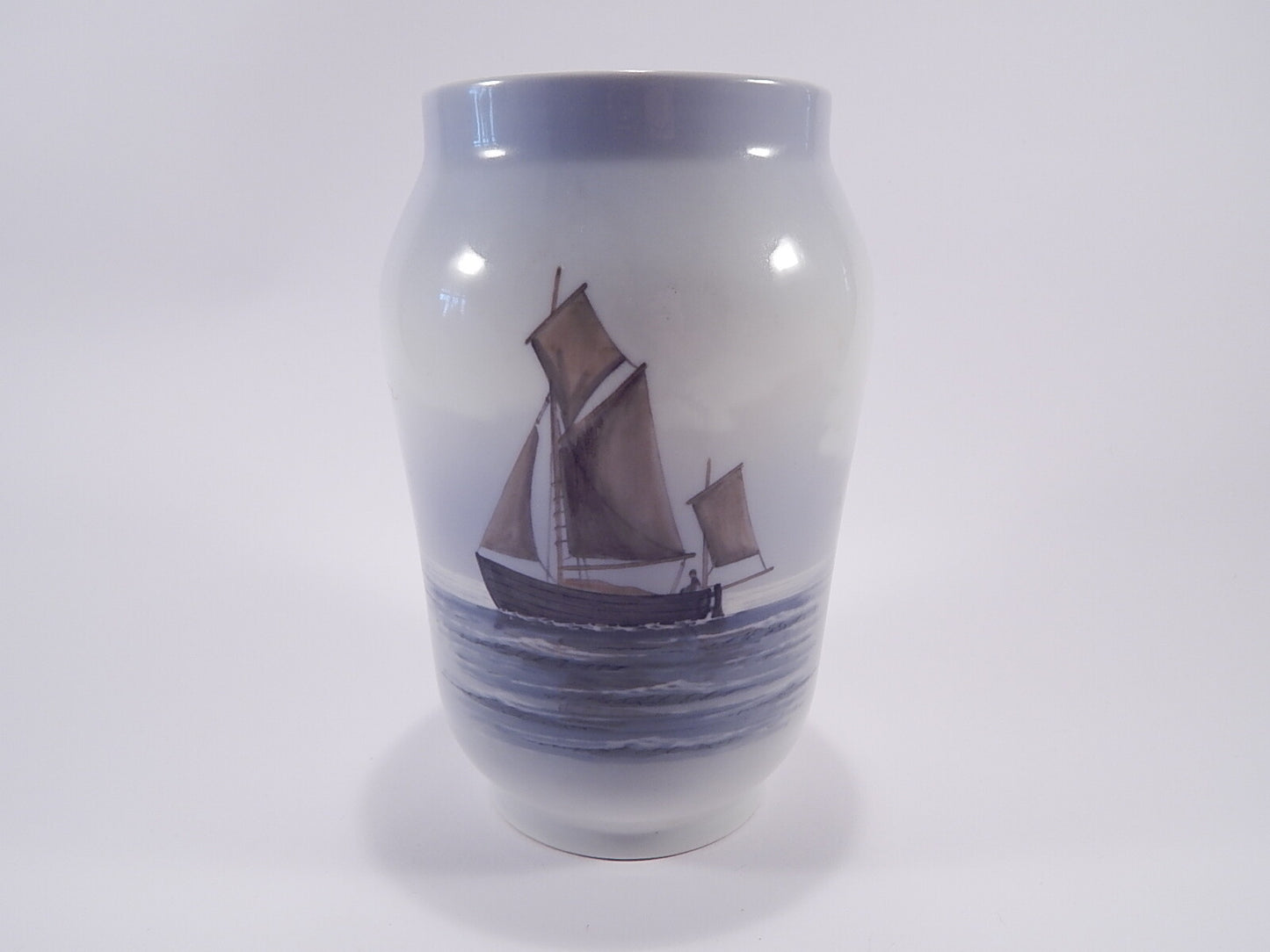 Royal Copenhagen porcellana Vaso in "Marina con Barca a Vela" cod 2730/108 d'antiquariato, cm 17