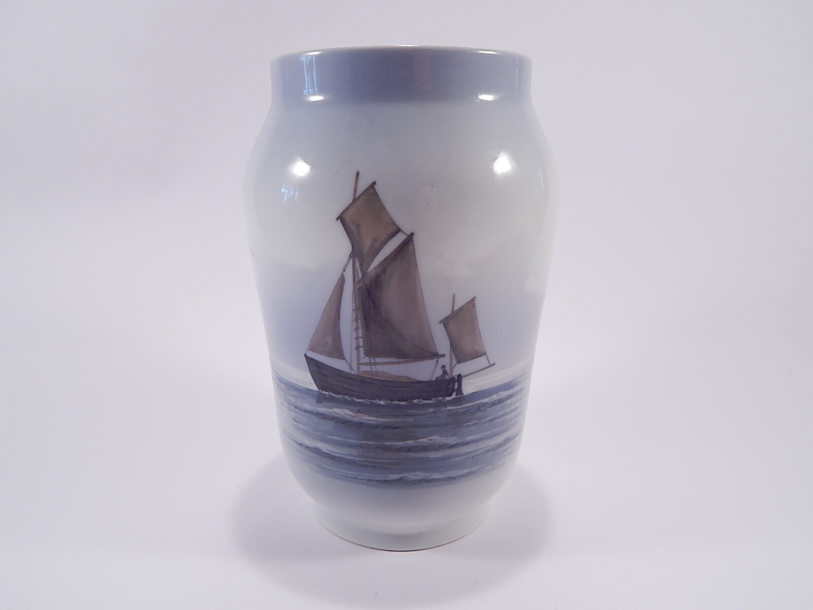 Royal Copenhagen porcellana Vaso in "Marina con Barca a Vela" cod 2730/108 d'antiquariato, cm 17