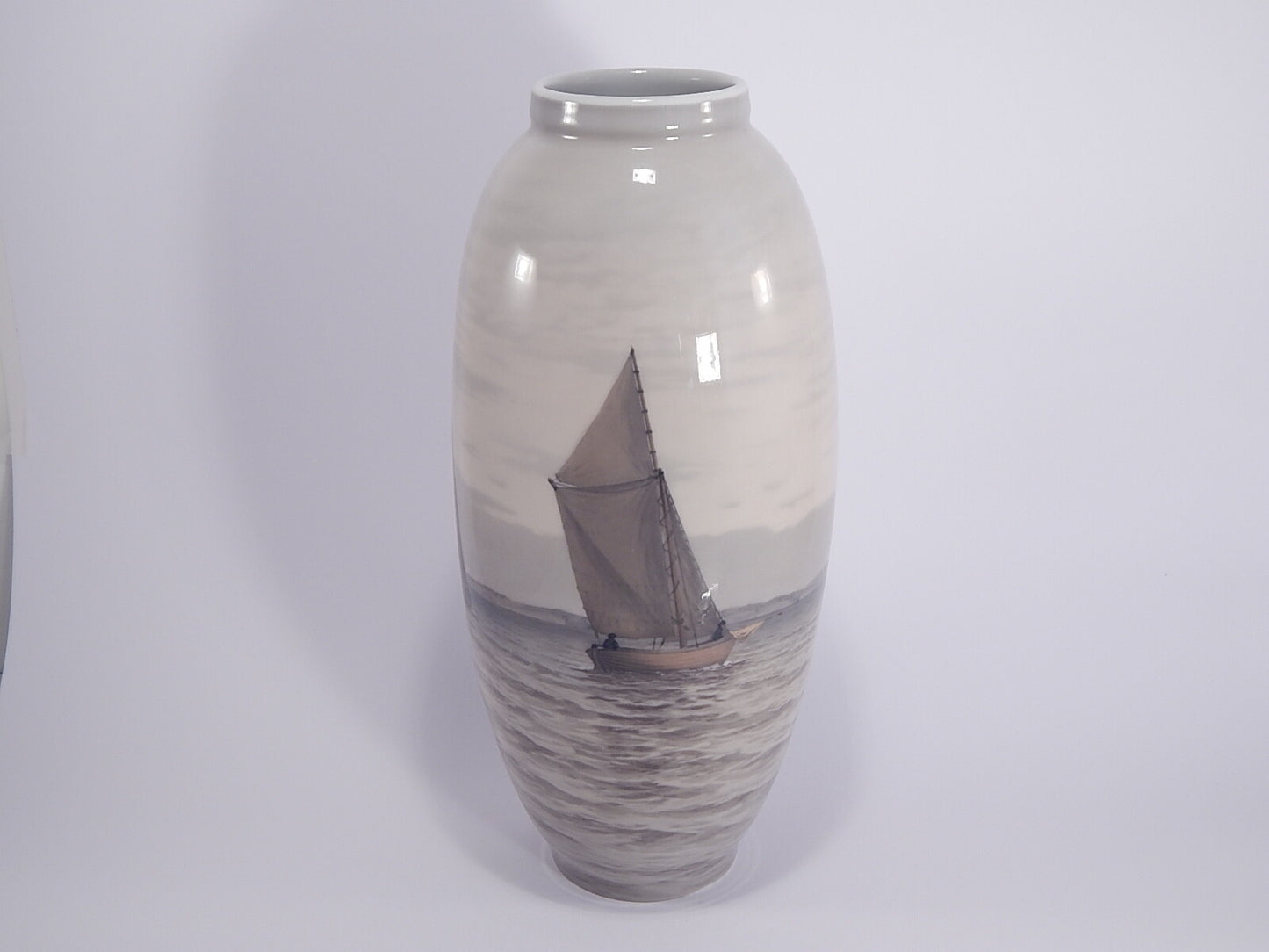 Royal Copenhagen Vaso in "Marina con Barche" cod 1452/763 porcellana dipinta a mano, cm 36,5