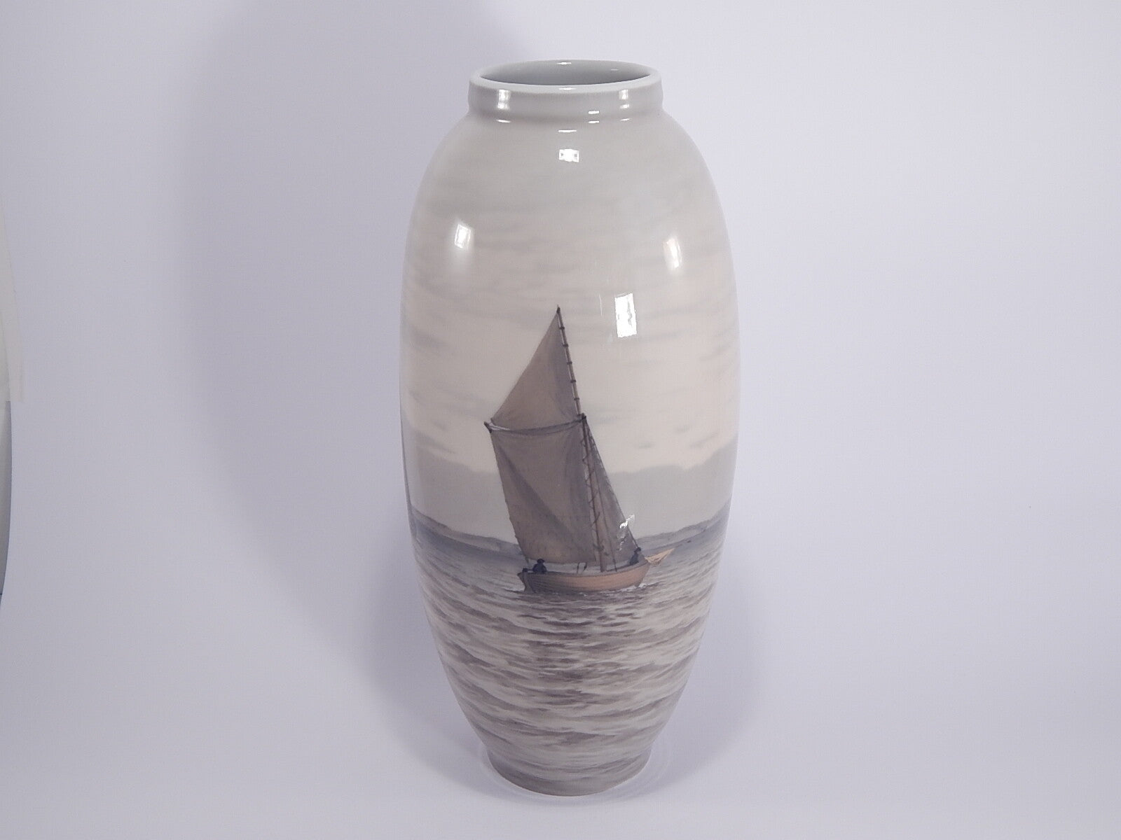 Royal Copenhagen Vaso in "Marina con Barche" cod 1452/763 porcellana dipinta a mano, cm 36,5