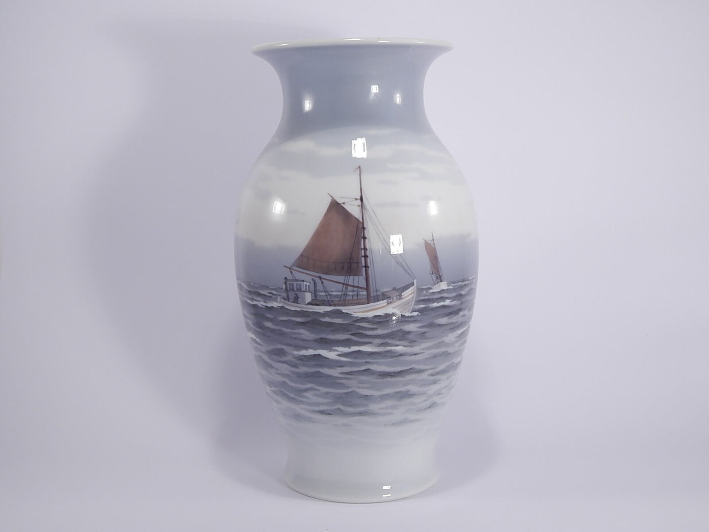 Royal Copenhagen Vaso in "Marina con Barche" cod 2815/2984 porcellana dipinta a mano, cm 33,5