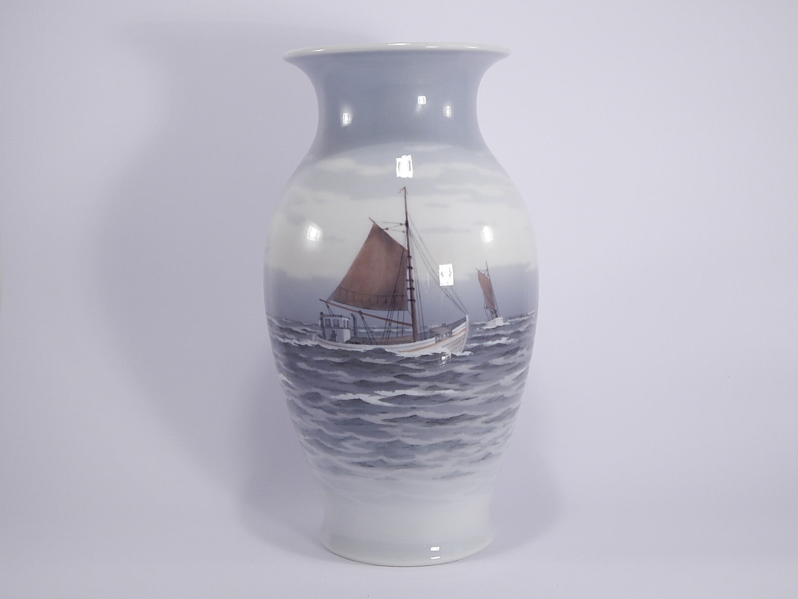 Royal Copenhagen Vaso in "Marina con Barche" cod 2815/2984 porcellana dipinta a mano, cm 33,5