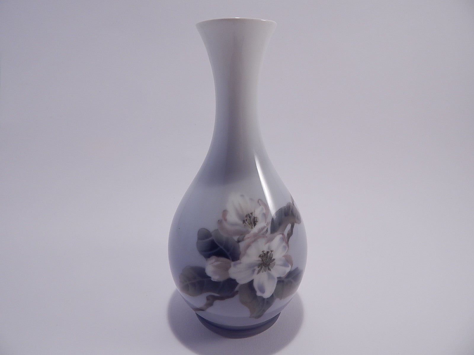 Royal Copenhagen Vaso in "Ramo con Fiori Bianchi" cod 53/51 porcellana dipinta a mano, cm 22