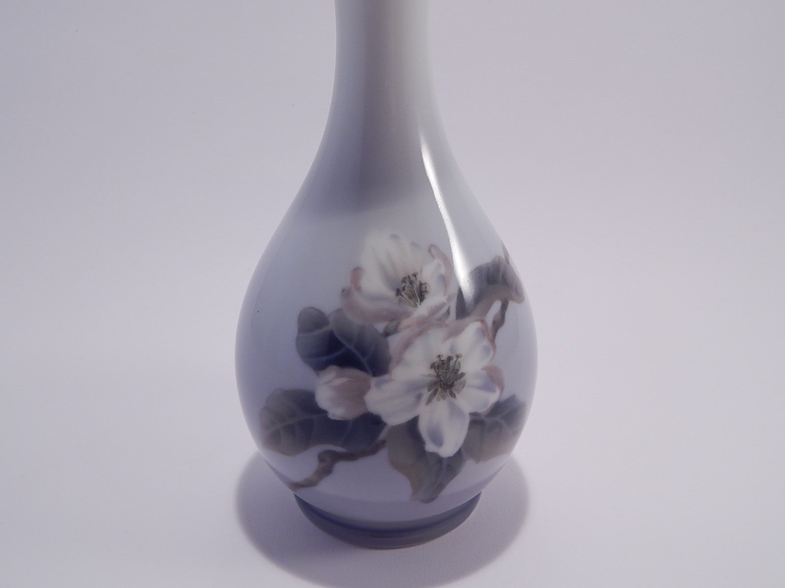 Vaso in "Ramo con Fiori Bianchi" cod 53/51 Royal Copenhagen porcellana autentica, cm 22