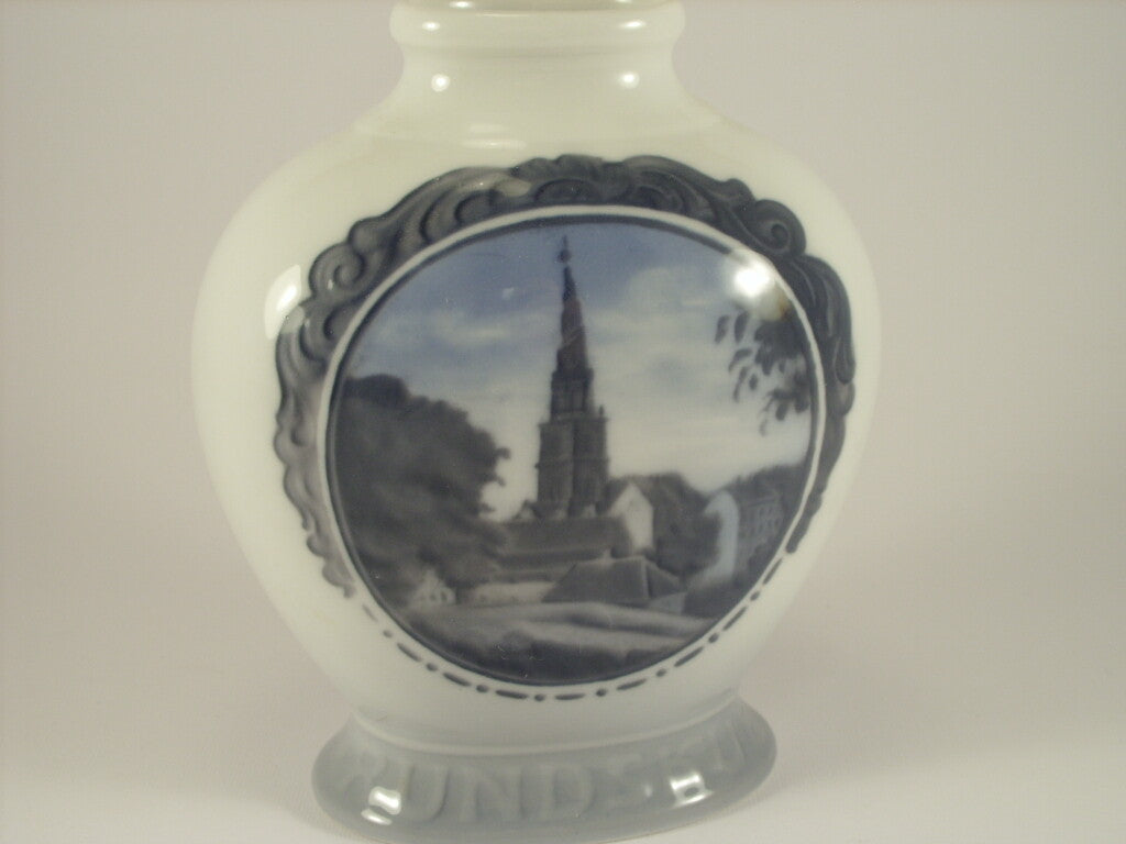 Vaso in "Rundskuedag 1922" cod 135 Royal Copenhagen porcellana autentica, cm 15