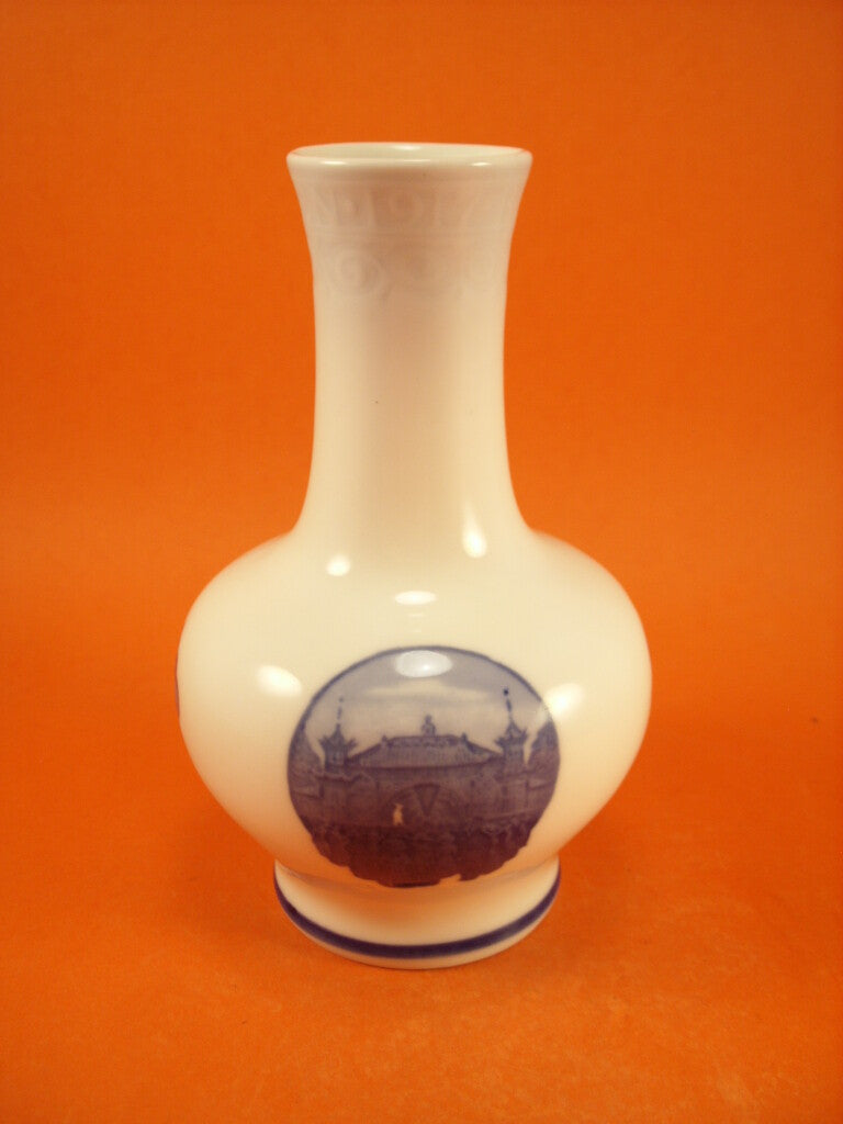 Royal Copenhagen Vaso in "Rundskuendag 1917" cod 179 porcellana dipinta a mano, cm 16