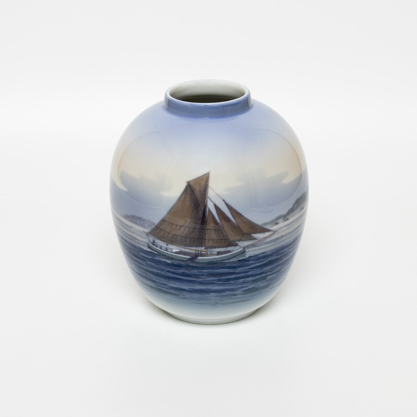 Royal Copenhagen Vaso "Marina con Barca a Vela" cod 2824/1242 porcellana dipinta a mano, cm 17
