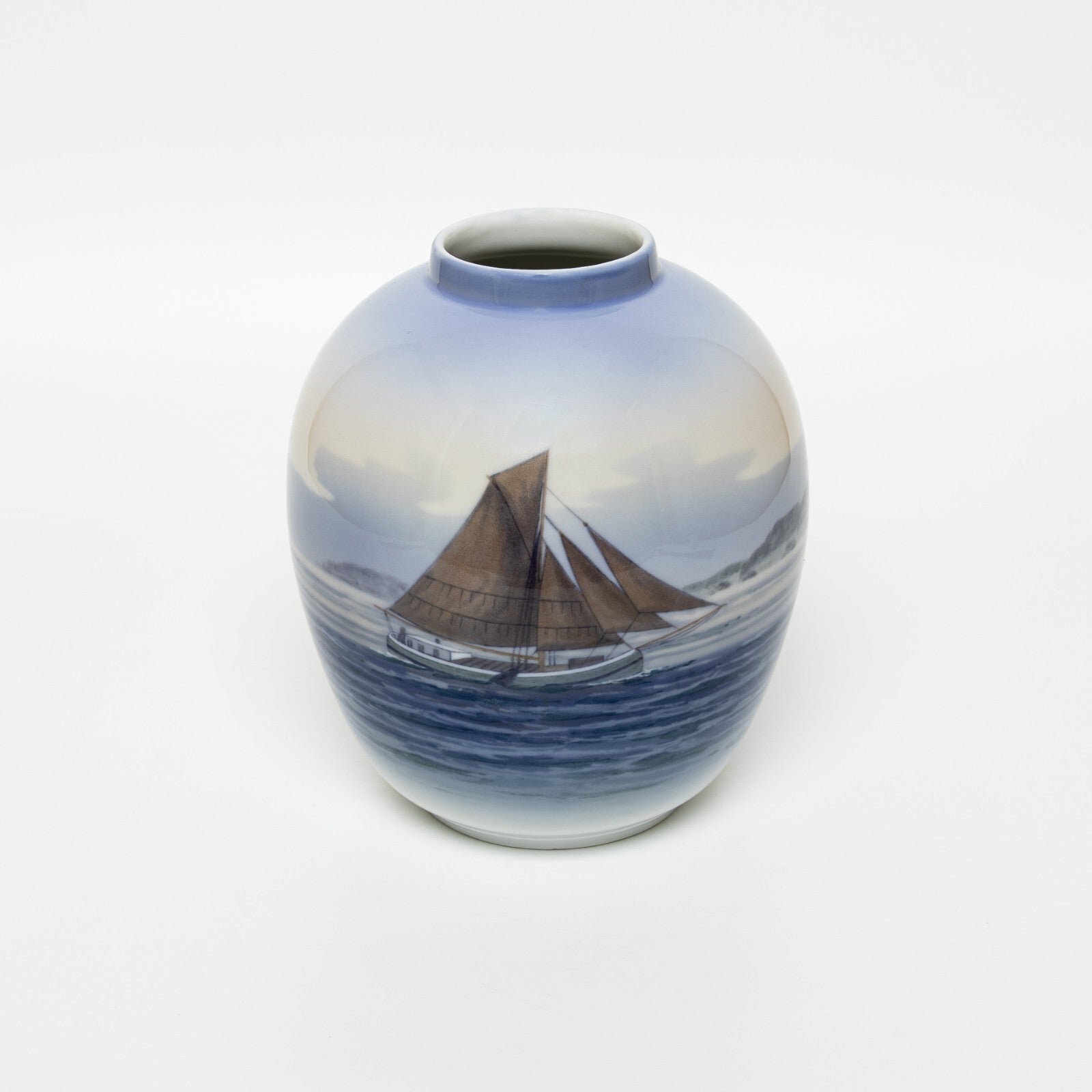 Royal Copenhagen Vaso "Marina con Barca a Vela" cod 2824/1242 porcellana dipinta a mano, cm 17