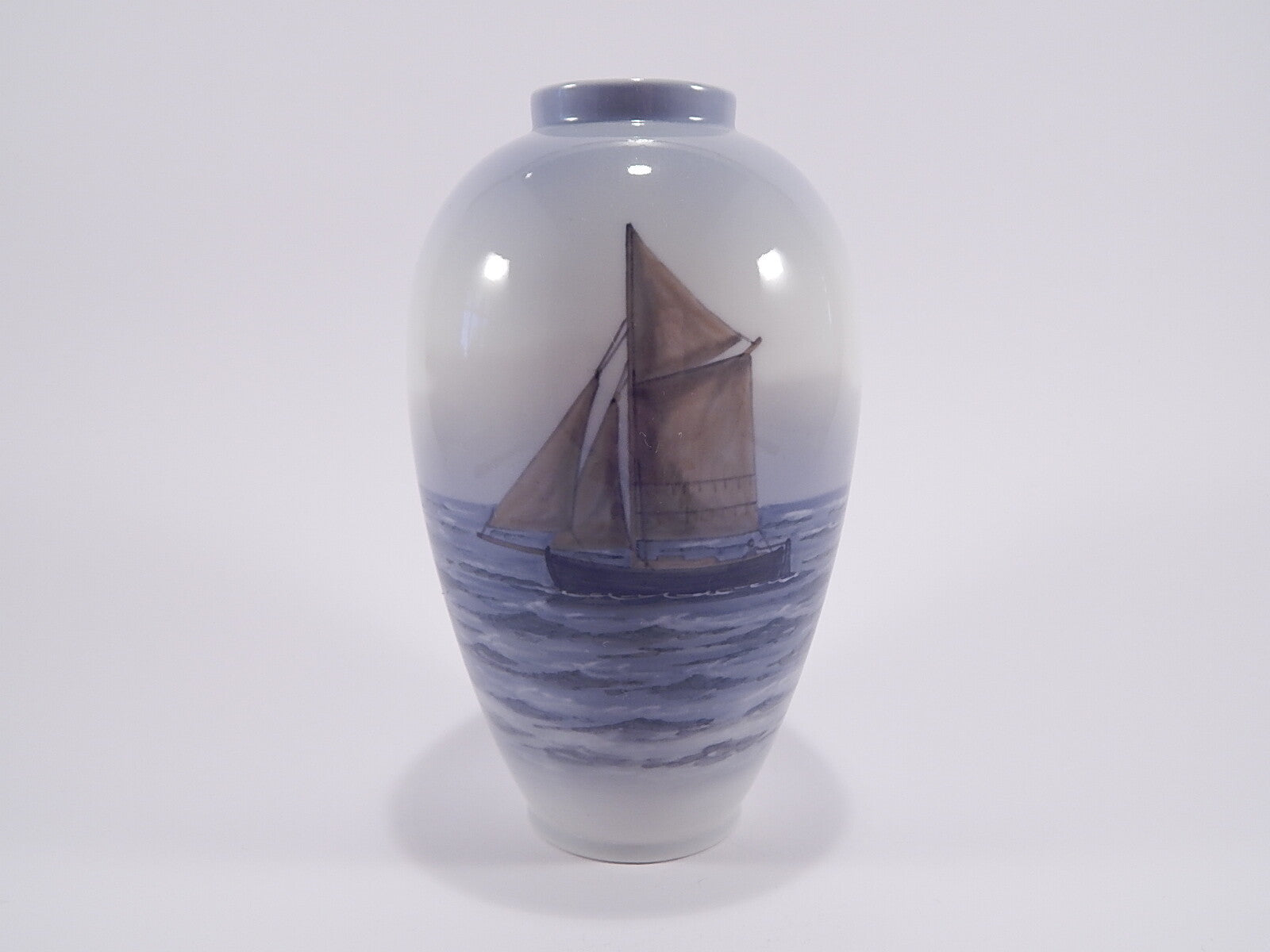 Royal Copenhagen Vaso "Marina con Barca Vichinga" cod 2119/47C porcellana dipinta a mano, cm 18