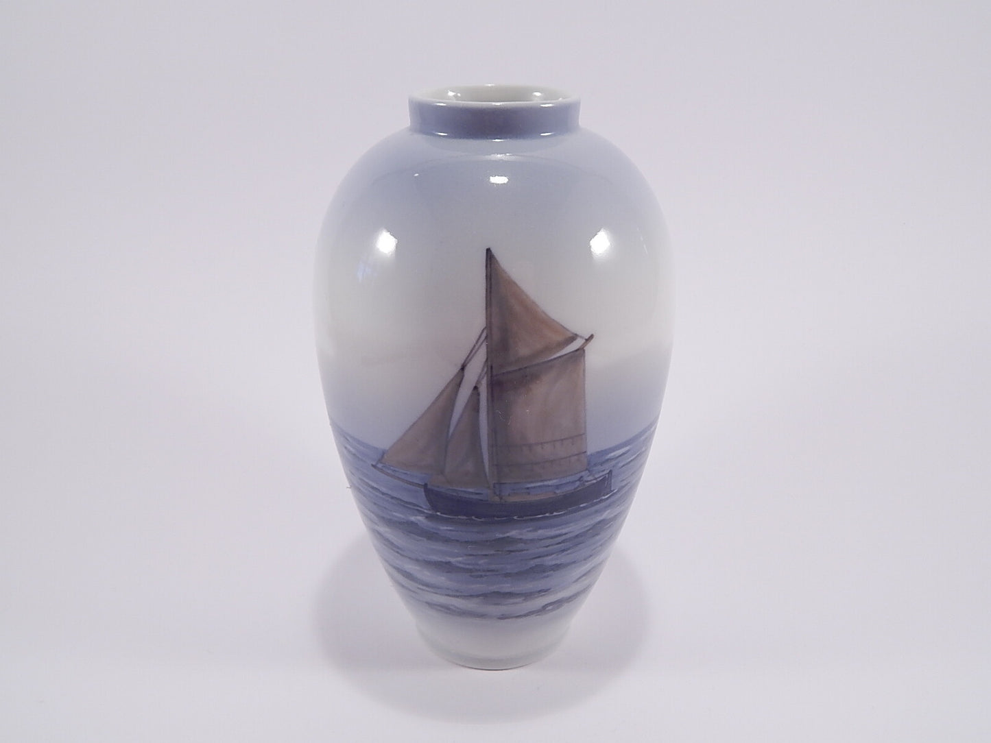 Vaso "Marina con Barca Vichinga" cod 2119/47C Royal Copenhagen porcellana autentica, cm 18