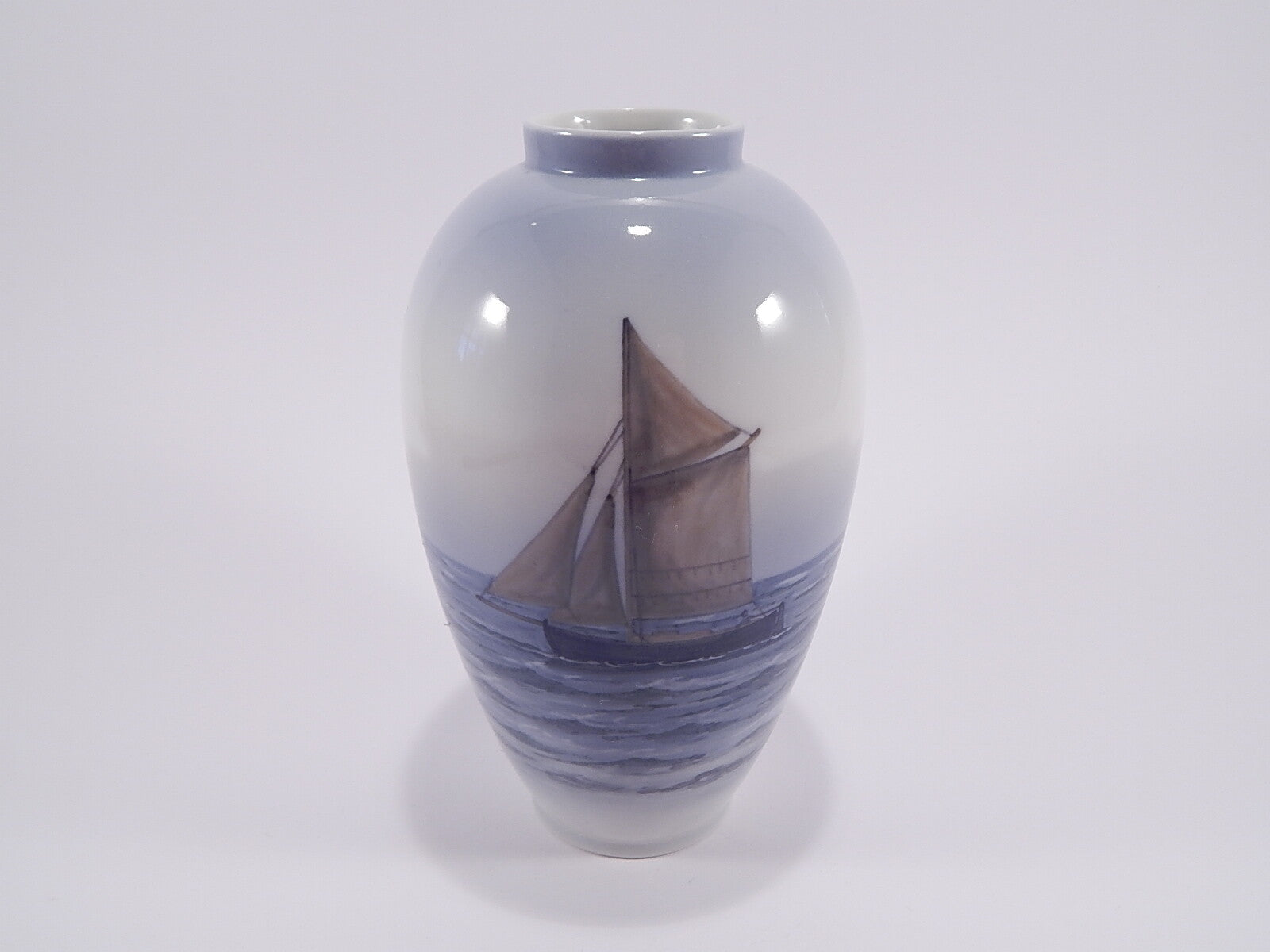Vaso "Marina con Barca Vichinga" cod 2119/47C Royal Copenhagen porcellana autentica, cm 18