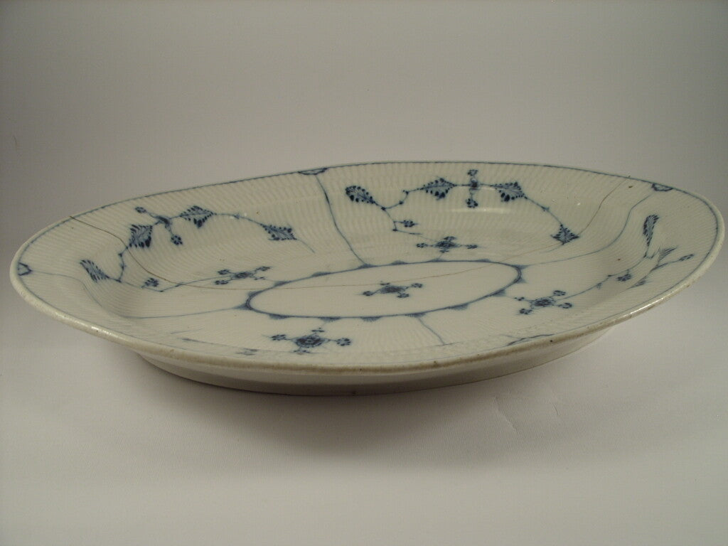 Decoro a scanalature blu su fondo bianco, collezione Blue Fluted Plain