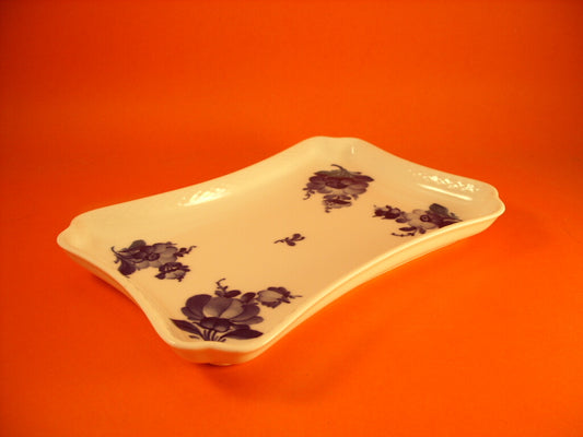 Decoro floreale blu cobalto dipinto a mano sotto smalto, collezione Blue Flower Curved, 24x17cm