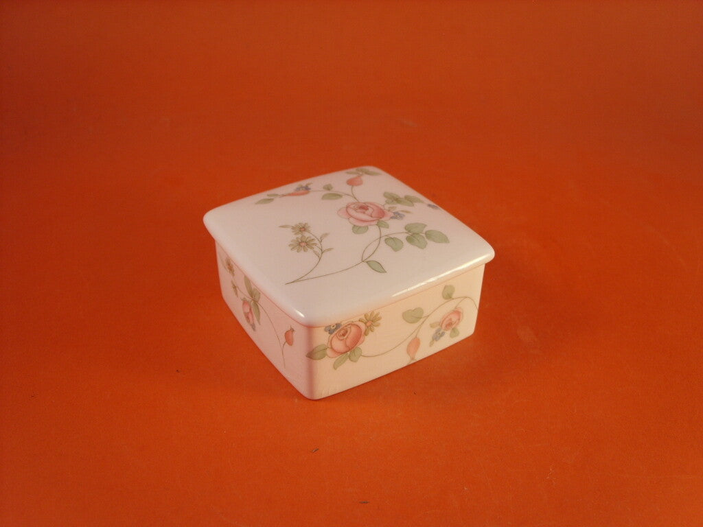 Scatola Portabombons Rosehip Wedgwood, pezzo da collezione