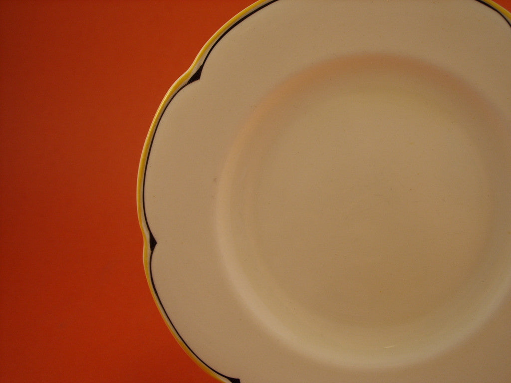 Decoro Art Déco sopra smalto su piatto dessert Woods Ivory Ware di Wood and Sons