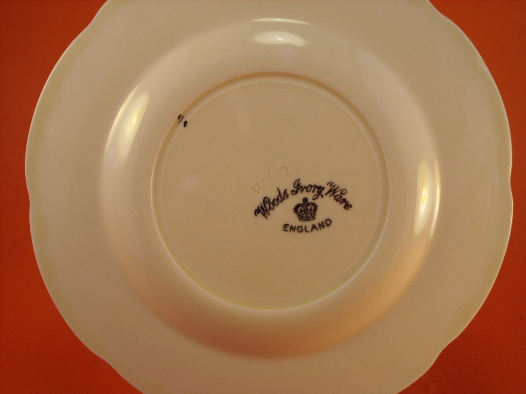 Marchio della manifattura inglese sotto la base del piatto dessert Woods Ivory Ware